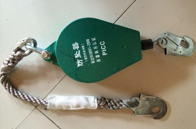 高空作業(yè)驚險(xiǎn)一幕，十二樓無防具擦外窗玻璃